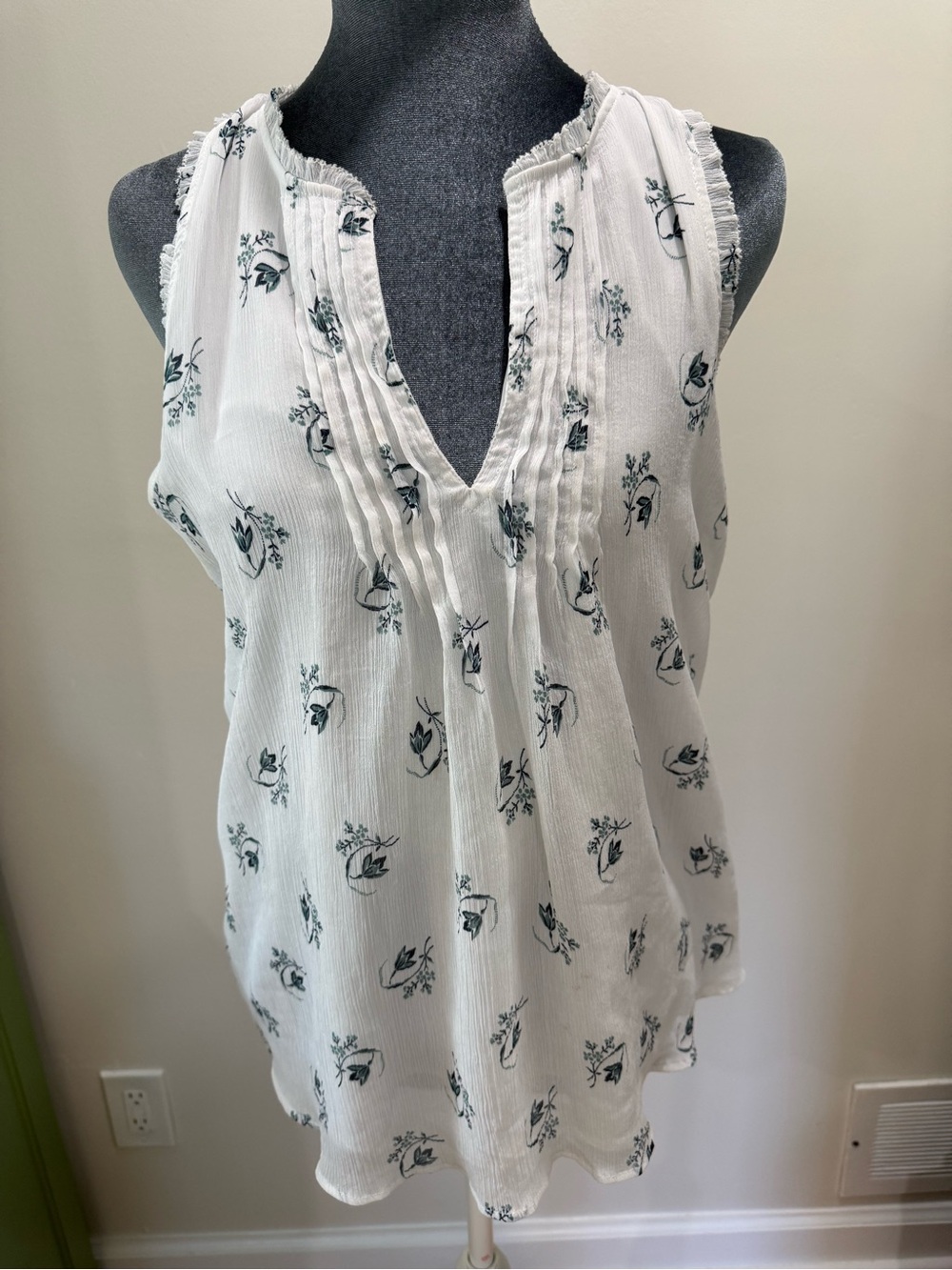 Abercrombie & Fitch White Floral Pintuck V-Neck Camisole